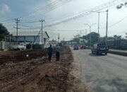 Jalan Lingkar Kaliwungu Kendal Jadi Kubangan Lumpur, Enam Pengendara Dilaporkan Terjatuh