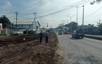 Jalan Lingkar Kaliwungu Kendal Jadi Kubangan Lumpur.