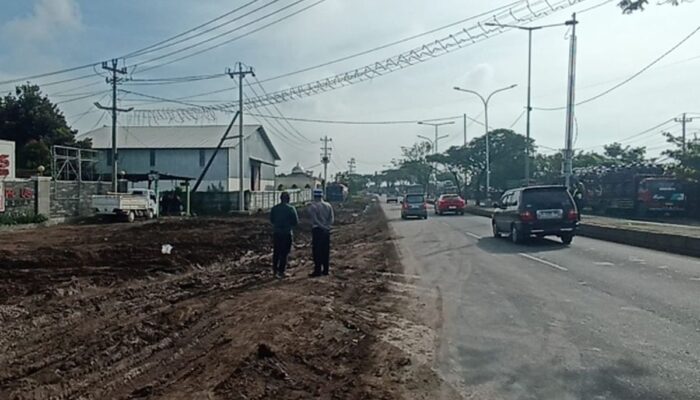 Jalan Lingkar Kaliwungu Kendal Jadi Kubangan Lumpur, Enam Pengendara Dilaporkan Terjatuh