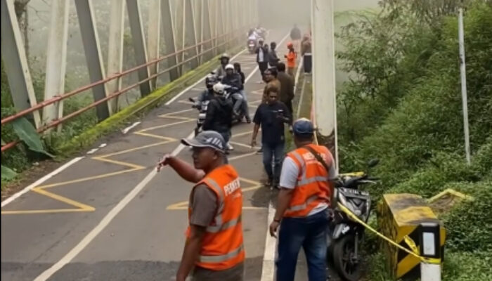 Cegah Insiden di Jembatan Cangar, Pemprov Jatim Pasang Pagar 3/4 dan Lampu PLTS—Target Rampung Juni 2026
