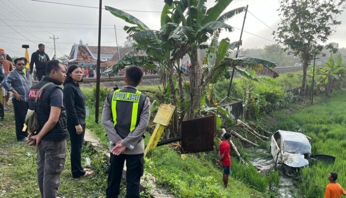 Tragis! KA Argo Bromo Anggrek Hantam Avanza Mogok di Grobogan, 4 Tewas dan 5 Luka