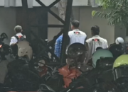 Rombongan penyidik KPK saat melakukan penggeledahan di kantor Pemkab Tulungagung beberapa waktu lalu. (Foto: Adhar Muttaqin/detikJatim)