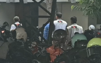 Rombongan penyidik KPK saat melakukan penggeledahan di kantor Pemkab Tulungagung beberapa waktu lalu. (Foto: Adhar Muttaqin/detikJatim)