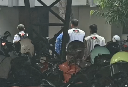 Rombongan penyidik KPK saat melakukan penggeledahan di kantor Pemkab Tulungagung beberapa waktu lalu. (Foto: Adhar Muttaqin/detikJatim)