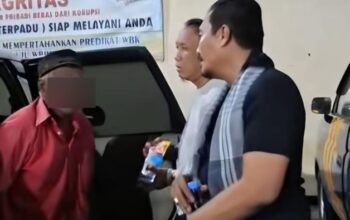 Foto : NS, kakek tukang tambal ban yang bakar toko grosir jajanan di Diwek, Jombang saat ditangkap.