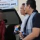 Foto : NS, kakek tukang tambal ban yang bakar toko grosir jajanan di Diwek, Jombang saat ditangkap.