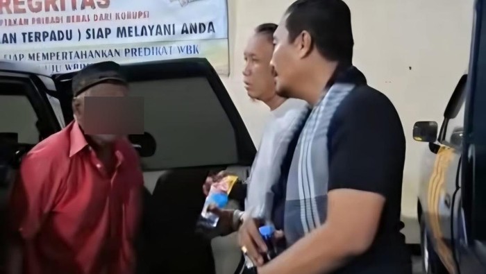 Foto : NS, kakek tukang tambal ban yang bakar toko grosir jajanan di Diwek, Jombang saat ditangkap.