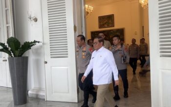 Kapolda Metro Jaya Irjen Pol Asep Edi Suheri mendatangi Balai Kota Jakarta untuk bertemu Gubernur DKI Jakarta Pramono Anung, Selasa (5/5/2026).(KOMPAS.com/ RUBY RACHMADINA) Sumber: https://megapolitan.kompas.com/read/2026/05/05/14502491/kapolda-metro-datangi-pramono-di-balai-kota-bahas-pengamanan-persija-vs?source=headline. Membership: https://kmp.im/plus6 Download aplikasi: https://kmp.im/app6