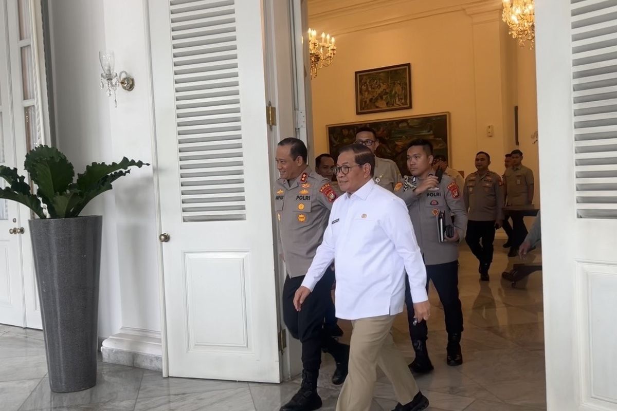 Kapolda Metro Jaya Irjen Pol Asep Edi Suheri mendatangi Balai Kota Jakarta untuk bertemu Gubernur DKI Jakarta Pramono Anung, Selasa (5/5/2026).(KOMPAS.com/ RUBY RACHMADINA) Sumber: https://megapolitan.kompas.com/read/2026/05/05/14502491/kapolda-metro-datangi-pramono-di-balai-kota-bahas-pengamanan-persija-vs?source=headline. Membership: https://kmp.im/plus6 Download aplikasi: https://kmp.im/app6