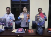 Kapolres Pacitan, AKBP Ayub Diponegoro Azhar (tengah) saat merilis pengungkapan kasus penyiraman terhadap penjual tempe di Mapolres Pacitan. (ANTARA/Dokumentasi pribadi)