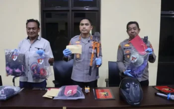 Kapolres Pacitan, AKBP Ayub Diponegoro Azhar (tengah) saat merilis pengungkapan kasus penyiraman terhadap penjual tempe di Mapolres Pacitan. (ANTARA/Dokumentasi pribadi)