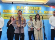 Kapolri Listyo Sigit Prabowo (kedua kiri) bersama Menteri Komunikasi dan Digital Meutya Hafid (kedua kanan) usai menghadiri Rakernis Reskrim Polri 2026 di Gedung Bareskrim Mabes Polri, Jakarta Selatan, Kamis, 7 Mei 2026 (Foto: RRI/Namira Kaguma)