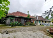 Penampakan rumah orang tua seorang bidan yang diduga digunakan untuk mengasuh 11 bayi hasil di luar pernikahan di Hargobinangun, Kapanewon Pakem, Kabupaten Sleman, Senin (11/5/2026). Foto: Panji/kumparan