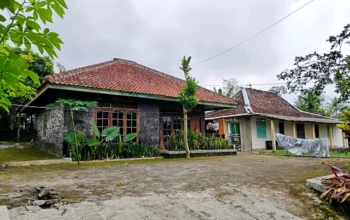 Penampakan rumah orang tua seorang bidan yang diduga digunakan untuk mengasuh 11 bayi hasil di luar pernikahan di Hargobinangun, Kapanewon Pakem, Kabupaten Sleman, Senin (11/5/2026). Foto: Panji/kumparan
