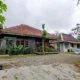 Penampakan rumah orang tua seorang bidan yang diduga digunakan untuk mengasuh 11 bayi hasil di luar pernikahan di Hargobinangun, Kapanewon Pakem, Kabupaten Sleman, Senin (11/5/2026). Foto: Panji/kumparan