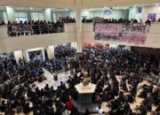 Ratusan mahasiswa UPN “Veteran” Yogyakarta menggelar demo menuntut tindak tegas pelaku kekerasan seksual di lingkungan kampus, Rabu (20/5/2026).