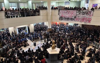 Ratusan mahasiswa UPN “Veteran” Yogyakarta menggelar demo menuntut tindak tegas pelaku kekerasan seksual di lingkungan kampus, Rabu (20/5/2026).
