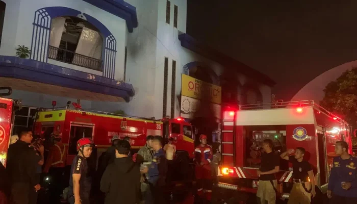 Kebakaran Hebat Metro Sport Center Semarang! Diduga Masih Ada Korban Terjebak, Api Berawal dari Area Gereja