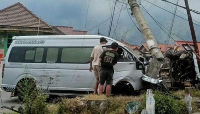 Hiace Rombongan Wisatawan Singapura Rem Blong di Bromo, Tabrak 4 Mobil dan Tiang Listrik