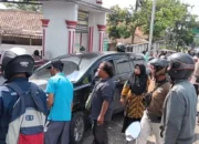 Mobil yang dikendarai Kepala DPMPTSP Kabupaten Pandeglang, Ahmad Mursidi, menabrak kerumunan anak-anak SDN Sukaratu 5, Kecamatan Majasari, yang sedang jajan di pinggir jalan di depan sekolah, Kamis (30/4/2026). Foto: Dok. Istimewa