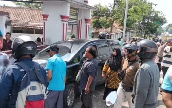 Mobil yang dikendarai Kepala DPMPTSP Kabupaten Pandeglang, Ahmad Mursidi, menabrak kerumunan anak-anak SDN Sukaratu 5, Kecamatan Majasari, yang sedang jajan di pinggir jalan di depan sekolah, Kamis (30/4/2026). Foto: Dok. Istimewa