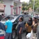 Mobil yang dikendarai Kepala DPMPTSP Kabupaten Pandeglang, Ahmad Mursidi, menabrak kerumunan anak-anak SDN Sukaratu 5, Kecamatan Majasari, yang sedang jajan di pinggir jalan di depan sekolah, Kamis (30/4/2026). Foto: Dok. Istimewa
