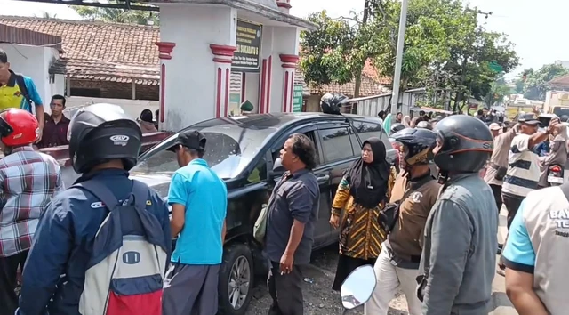 Mobil yang dikendarai Kepala DPMPTSP Kabupaten Pandeglang, Ahmad Mursidi, menabrak kerumunan anak-anak SDN Sukaratu 5, Kecamatan Majasari, yang sedang jajan di pinggir jalan di depan sekolah, Kamis (30/4/2026). Foto: Dok. Istimewa