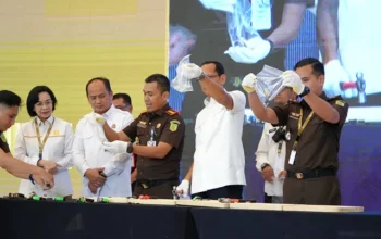 Kejaksaan menghancurkan 14 jam tangan yang ternyata palsu. Foto: Dok. Kejaksaan Agung