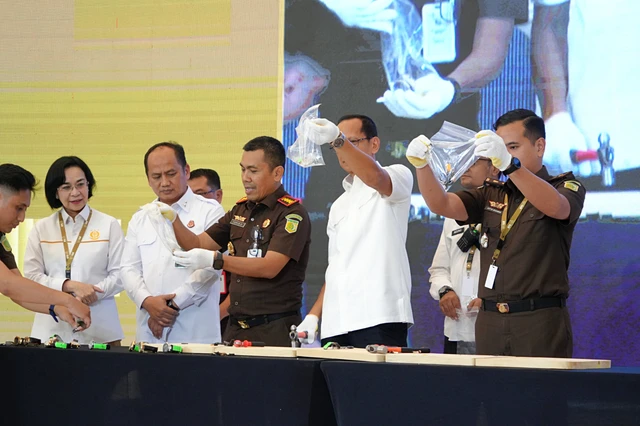 Kejaksaan menghancurkan 14 jam tangan yang ternyata palsu. Foto: Dok. Kejaksaan Agung