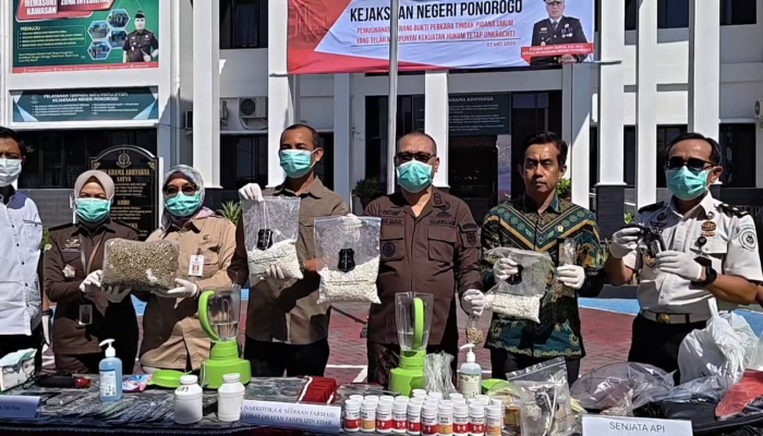 Kejari Ponorogo Musnahkan 121 Ribu Barang Bukti! Sabu, Ribuan Pil hingga Senjata Dimusnahkan Total