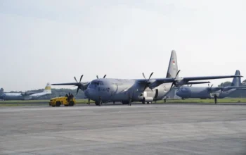 Satgas Garuda Merah Putih II diperkuat dengan pesawat angkut berat Hercules A-1343 mendukung penyaluran bantuan kemanusiaan ke Gaza dari Halim Perdanakusuma, Selasa (26/08/2025). Foto: Dok. Puspen TNI