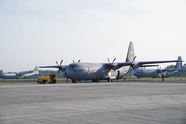 Satgas Garuda Merah Putih II diperkuat dengan pesawat angkut berat Hercules A-1343 mendukung penyaluran bantuan kemanusiaan ke Gaza dari Halim Perdanakusuma, Selasa (26/08/2025). Foto: Dok. Puspen TNI