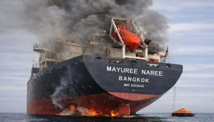 Ketegangan Selat Hormuz Memuncak! Kapal Kena Proyektil Misterius, AS Siap Kawal, Iran Ancam Balasan