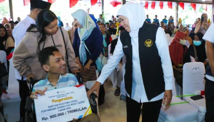 Khofifah Gelontorkan Bansos Rp10,4 Miliar untuk Warga Tulungagung, Difabel hingga UMKM Jadi Prioritas
