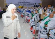 Gubernur Jatim Khofifah Indar Parawansa saat memberangkatkan kloter terakhir jamaah haji di Asrama Haji Embarkasi Surabaya.