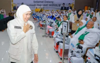 Gubernur Jatim Khofifah Indar Parawansa saat memberangkatkan kloter terakhir jamaah haji di Asrama Haji Embarkasi Surabaya.