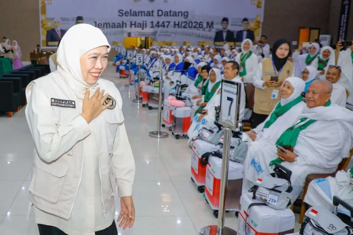 Gubernur Jatim Khofifah Indar Parawansa saat memberangkatkan kloter terakhir jamaah haji di Asrama Haji Embarkasi Surabaya.