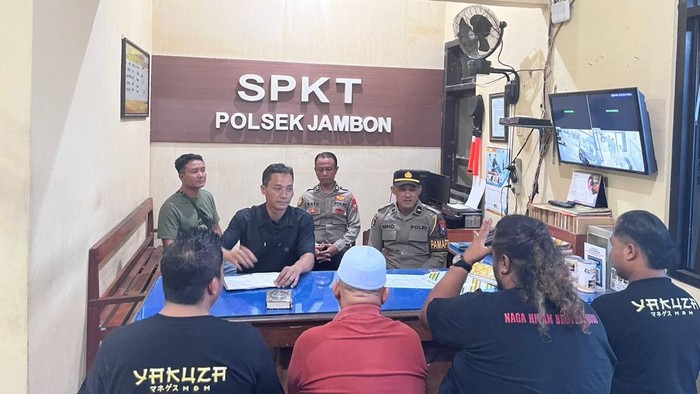 Kiai tersangka pencabulan belasan santri laki-laki saat dikeler dan ditahan ke Mapolres Ponorogo