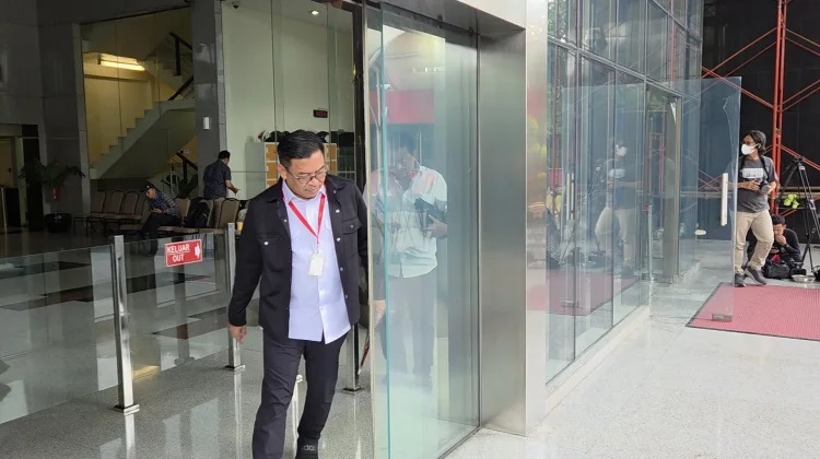 Komisi Pemberantasan Korupsi (KPK) memeriksa mantan pejabat Direktorat Jenderal Bea dan Cukai, Ahmad Dedi sebagai saksi dugaan suap dan gratifikasi importasi barang di lingkungan Direktorat Jenderal Bea dan Cukai (DJBC). (Foto: RRI/Chairul Umam)