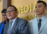 Kuasa hukum Presiden ke-7 RI Jokowi, YB Irpan bersama timnya saat ditemui usai sidang perdana di PN Solo, Selasa (5/5/2026)(KOMPAS.COM/ADINDA BUNGA KUSUMA WARDANI)