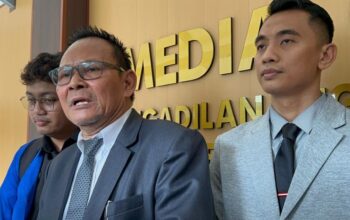 Kuasa hukum Presiden ke-7 RI Jokowi, YB Irpan bersama timnya saat ditemui usai sidang perdana di PN Solo, Selasa (5/5/2026)(KOMPAS.COM/ADINDA BUNGA KUSUMA WARDANI)