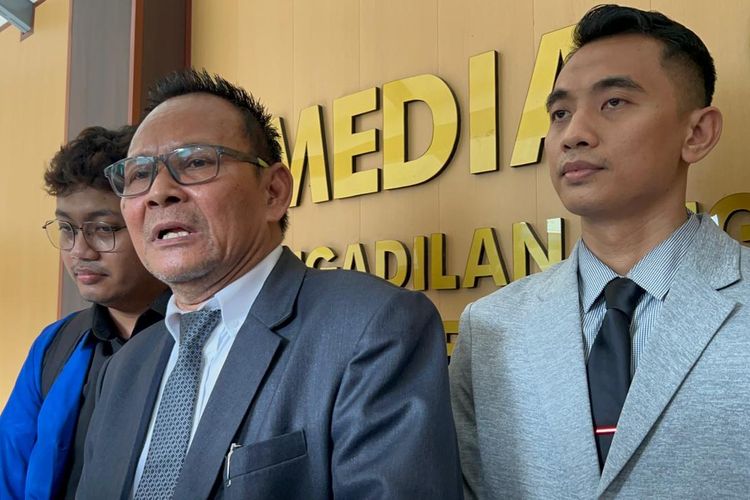 Kuasa hukum Presiden ke-7 RI Jokowi, YB Irpan bersama timnya saat ditemui usai sidang perdana di PN Solo, Selasa (5/5/2026)(KOMPAS.COM/ADINDA BUNGA KUSUMA WARDANI)