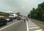 Dump Truk Misterius Picu Kecelakaan di Tol Waru-Perak, Trailer Hantam Guard Rail dan Lalin Sempat Lumpuh