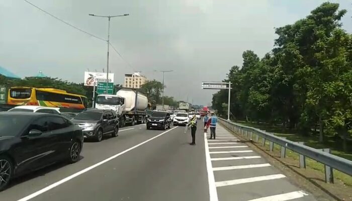 Dump Truk Misterius Picu Kecelakaan di Tol Waru-Perak, Trailer Hantam Guard Rail dan Lalin Sempat Lumpuh