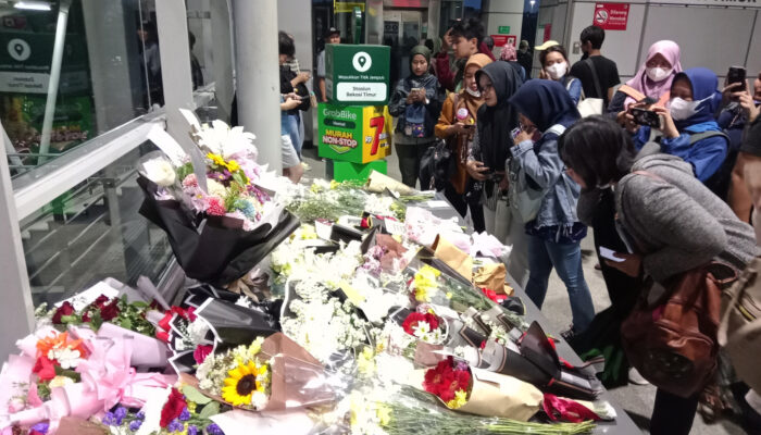 Lautan Doa di Stasiun Bekasi Timur: 150 Bunga Duka Iringi Tangis untuk Korban Kecelakaan KRL