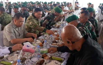 Menteri Pertahanan Sjafrie Sjamsoeddin menyantap makanan saat kunjungan kerja ke Batalyon Infanteri Teritorial Pembangunan 828/Banua Warani Mattone (Yonif TP 828/BWM) di Kabupaten Tanah Bumbu, Kalimantan Selatan, Rabu (26/11/2025). Foto: Kemhan RI