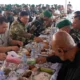 Menteri Pertahanan Sjafrie Sjamsoeddin menyantap makanan saat kunjungan kerja ke Batalyon Infanteri Teritorial Pembangunan 828/Banua Warani Mattone (Yonif TP 828/BWM) di Kabupaten Tanah Bumbu, Kalimantan Selatan, Rabu (26/11/2025). Foto: Kemhan RI