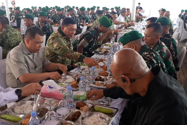 Menteri Pertahanan Sjafrie Sjamsoeddin menyantap makanan saat kunjungan kerja ke Batalyon Infanteri Teritorial Pembangunan 828/Banua Warani Mattone (Yonif TP 828/BWM) di Kabupaten Tanah Bumbu, Kalimantan Selatan, Rabu (26/11/2025). Foto: Kemhan RI