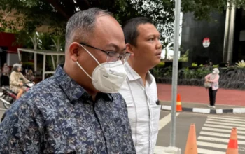 Mantan stafus Menhub era Budi Karya Sumadi, Robby Kurniawan memenuhi panggilan Komisi Pemberantasan Korupsi sebagai saksi kasus kereta api\ (Foto: RRI/Chairul Umam)