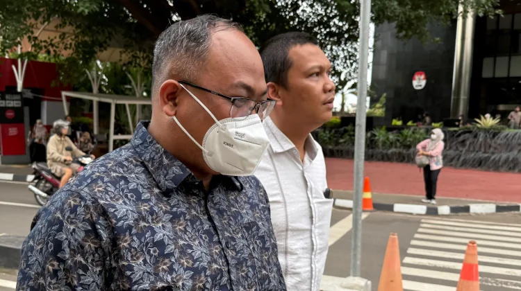 Mantan stafus Menhub era Budi Karya Sumadi, Robby Kurniawan memenuhi panggilan Komisi Pemberantasan Korupsi sebagai saksi kasus kereta api\ (Foto: RRI/Chairul Umam)